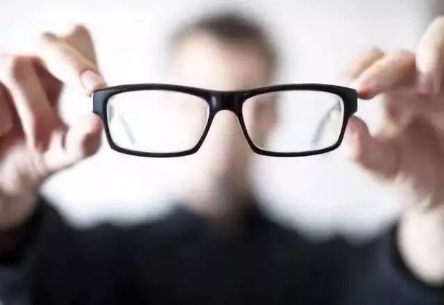 1000度近视如何确保配上合适的眼镜?眼科专家给出靠谱